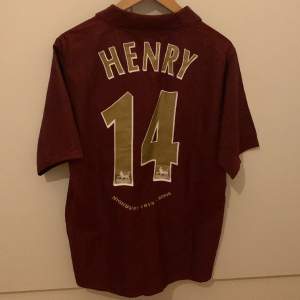 En riktigt sällsynt och ikonisk tröja med Thierry Henry på ryggen. Tröjan är från säsongen 2005/06 som var Arsenals sista på highbury. Självklart äkta. 9/10 skick. Extremt sällsynt med dessa tröjor som är äkta och bra skick. Skriv vid fler frågor! 