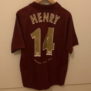 Henry arsenal highbury 2006 tröja - En riktigt sällsynt och ikonisk tröja med Thierry Henry på ryggen. Tröjan är från säsongen 2005/06 som var Arsenals sista på highbury. Självklart äkta. 9/10 skick. Extremt sällsynt med dessa tröjor som är äkta och bra skick. Skriv vid fler frågor! 