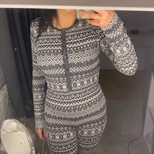 Jul pyjamas  - Säljer denna jul pyjamas då jag aldrig får användning för den!💕 Inga skador och nästa aldrig använd.