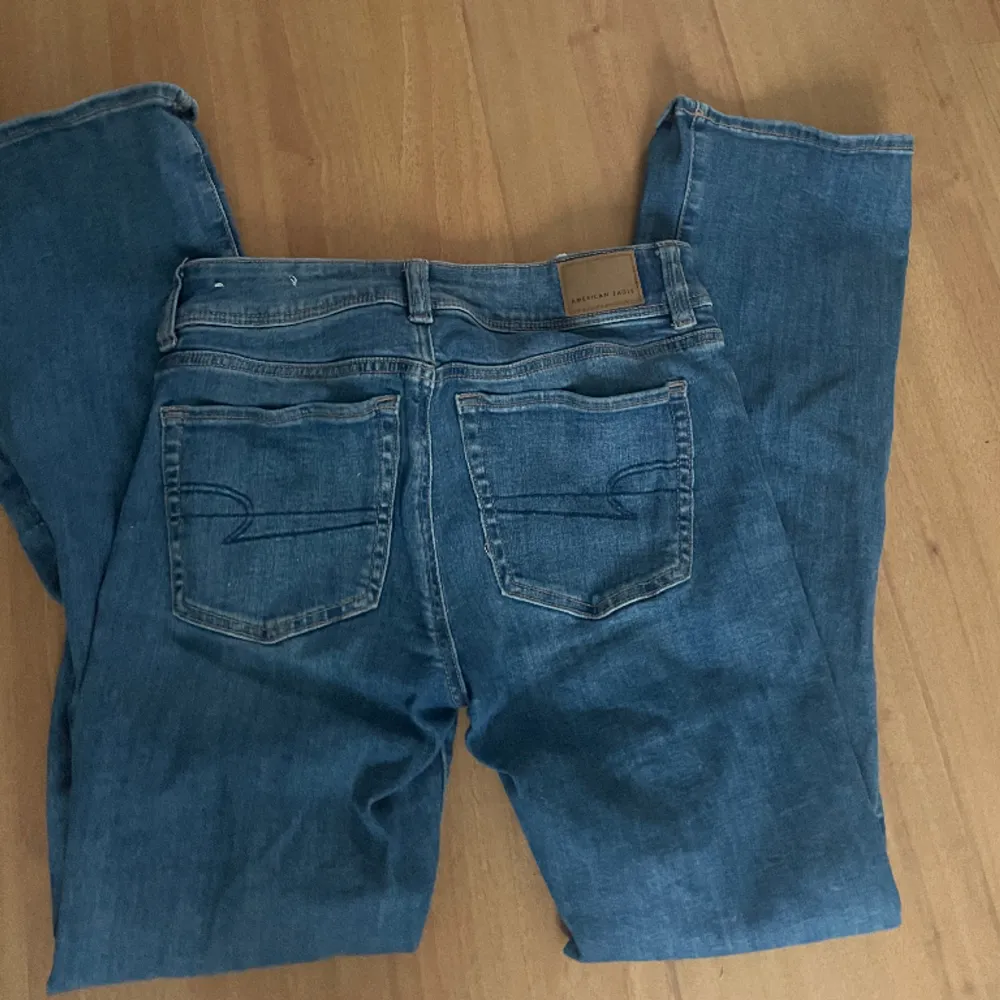 slutsålda kickboot jeans från american eagle💓 superbra skick endast använd fåtals gånger, storlek 34/S passar mig bra i längden som är 164/165 cm skriv för fler mått💓  ord pris 579, mitt pris 249. Jeans & Byxor.