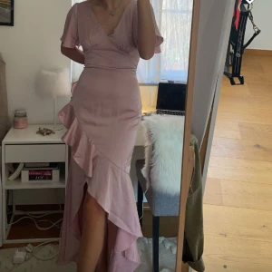 Balklänning oanvänd - Säljer en jätte fin balklänning som är helt oanvänd! Storlek M. Från Lulus nypris 1250kr  🩷🩷