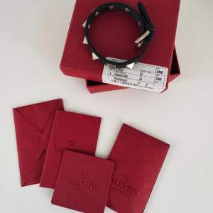 Armband från Valentino, självklart äkta. Box, äkthetsbevis, extra nitar medföljer självklart. Armbandet är i bra använt skick. 