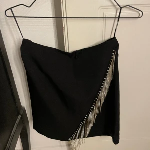 Kjol med stass - Svart kjol med srass längs kanten från misspap. Strl S