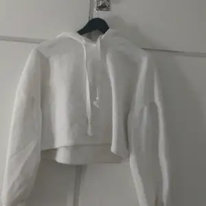 En jätte snygg vit Gina tricot hoodie men med lite magtröja aktig!  Säljer den då den inte kommer till användning längre💗slutsåld på gina