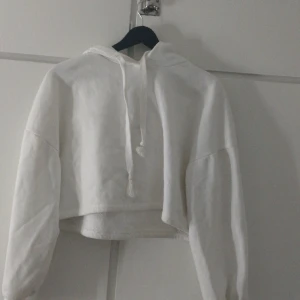 Vit tröja  - En jätte snygg vit Gina tricot hoodie men med lite magtröja aktig!  Säljer den då den inte kommer till användning längre💗slutsåld på gina