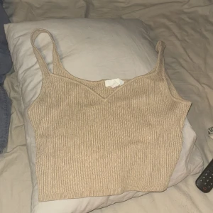 topp - en fin topp från hm, knappt använd och ganska kort men stretchig💕 säljer en likadan i svart