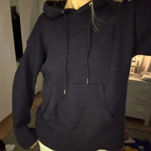 Stickad hoodie  - Endast använd en gång, helt slutsåld på Zaras hemsida❤️pris kan diskuteras vid snabb affär!