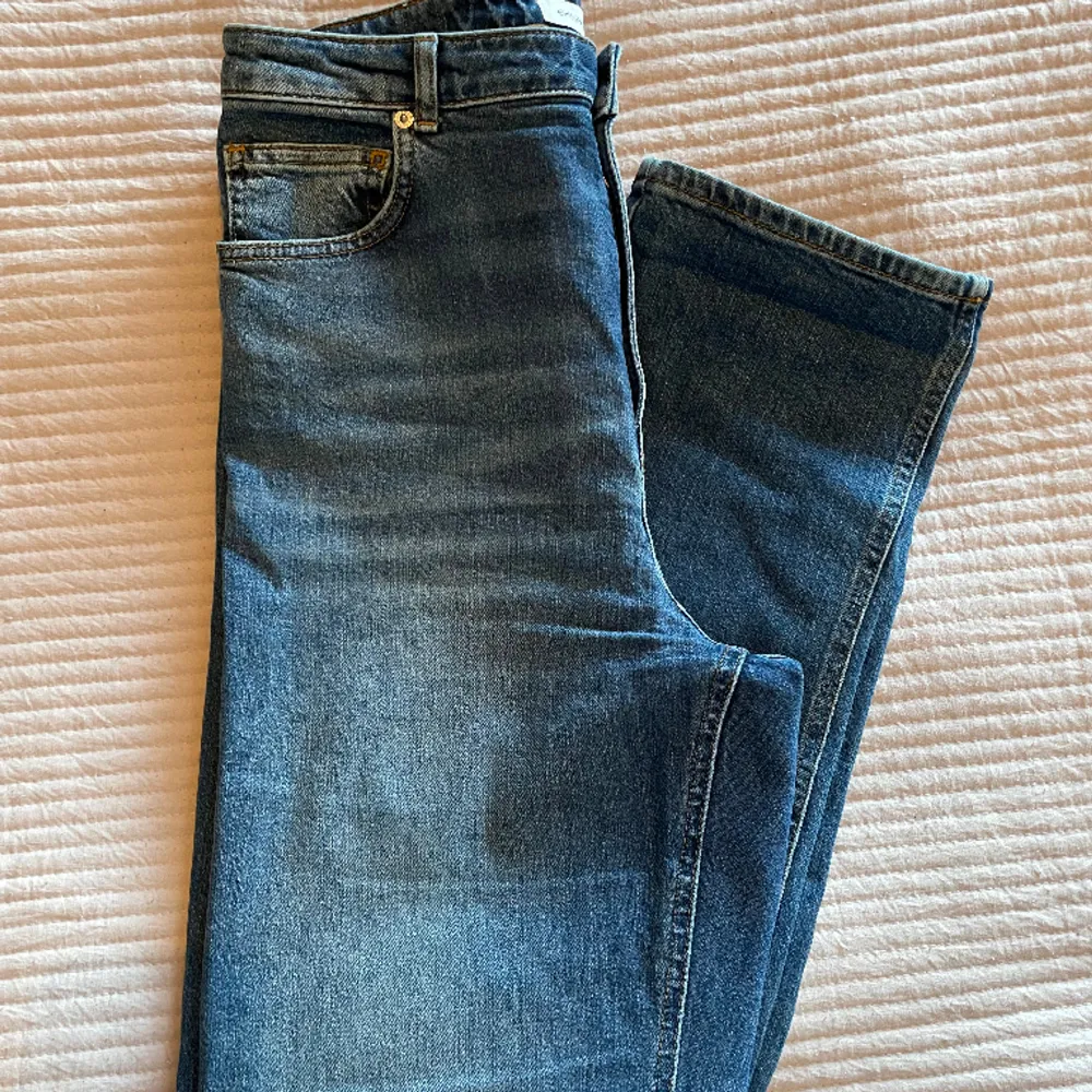 Högmidjade jeans som är raka i modellen. Storlek 42 men passar mig som normalt är en 40. . Jeans & Byxor.