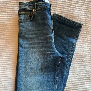 Högmidjade jeans som är raka i modellen. Storlek 42 men passar mig som normalt är en 40. 