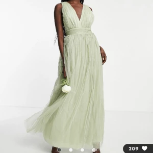 Balklänning - Supergullig balklänning från Asos i storlek 38💚 Säljer då den var väldigt stor och lång på mig:( Är 167cm. Helt oanvänd!😊💕nypris 800kr:)