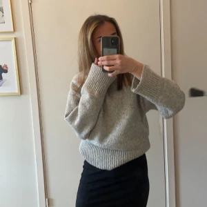 grå stickad tröja - säljer en jätte fin grå stickad tröja som ej kommer till användning längre. den var använd ett tag men har nu bara legat i garderoben. 