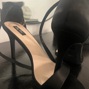 Snygga sandaler  - Sandaler i satin material för fest 