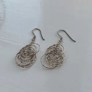 Ett par jättefina örhängen i silver med flera ringar. Märkta med sifforna 925 vilket indikerar att det är äkta sterling silver.  Knappt använda och i bra skick!