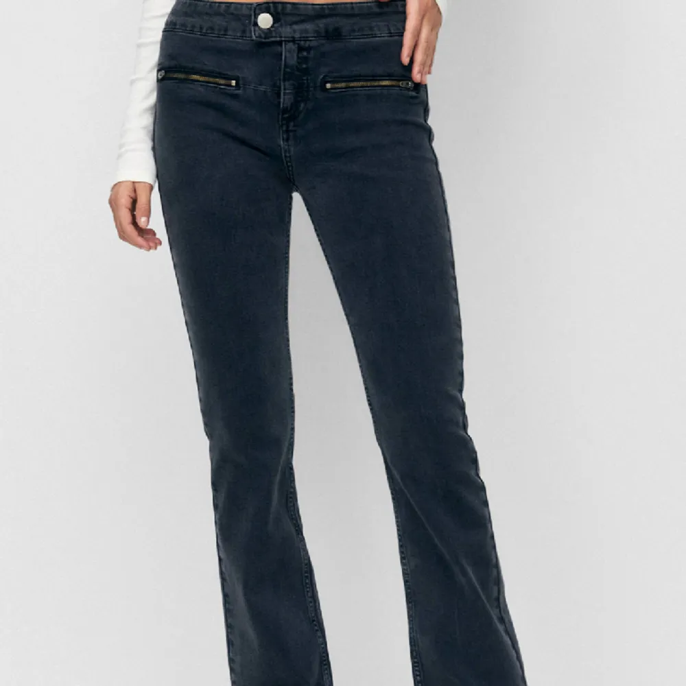 Jätte fina gråa svarta jeans i storlek 36,från Pull and bear men köpta från Zalando . Jeans & Byxor.