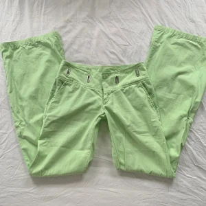 Lågmidjade byxor - Hur fina?! Jag älskar dem • midjemått: 37 • innebenslängd: 85