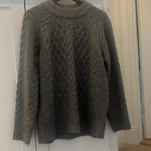 Fin stickad tröja - Den är i väldigt bra skick, inte så mycket använd då jag tycker den sitter stort. Den är i storlek XS men är mer som en större S. 🩶