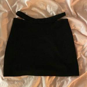 Säljer denna svarta taightare kjol med en detalj upptill från chiquelle i storlek xs, bra skick