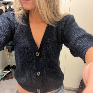 Marinblå stickad tröja 🥰 - Säljer denna söta tröjan från JDY som tyvärr inte kom till användning. Aldrig använt den så den är i toppen skick!🩷