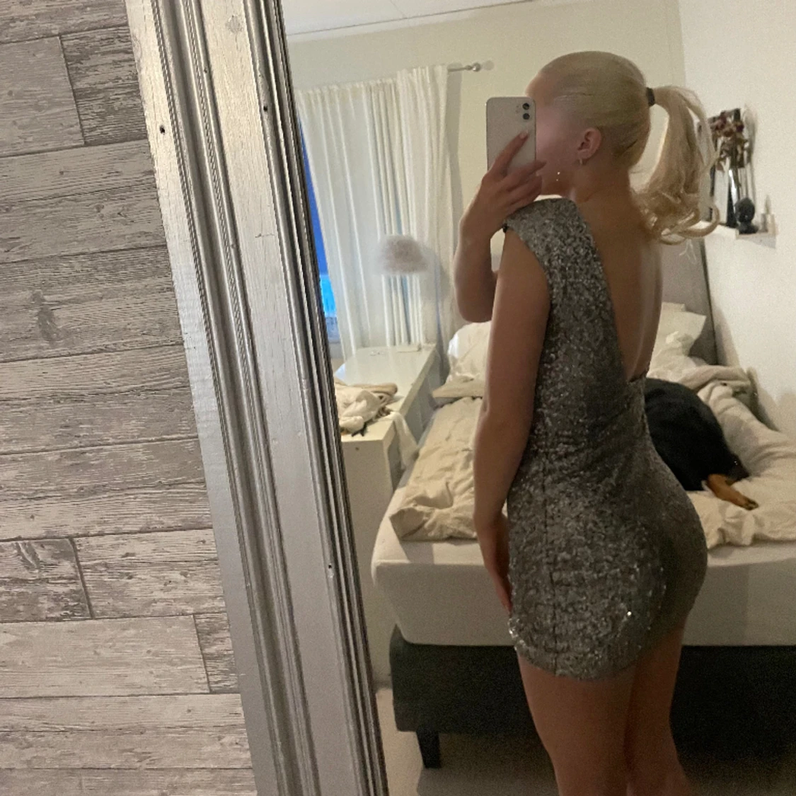 Glittrig klänning med öppen rygg - 91