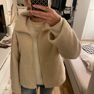 Teddy jacka - Säljer min fina Teddy jacka från hm som är helt slutsåld, fint skick men säljer eftersom den inte kommer till användning och vill köpa en annan 🙏💕 den är i storlek M men passar mej som brukar ha S ganska liten i storlek!