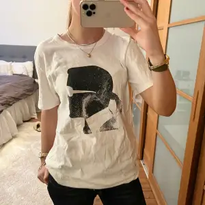 T-shirt från Karl Lagerfeld. Super snygg och bra passform!