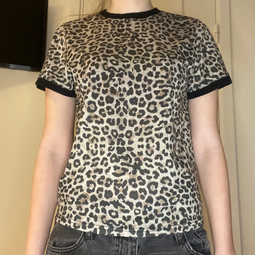 Cool t-shirt med leopard mönster som är väldigt trendigt just nu🐆 i ny skick🤗. Toppar.