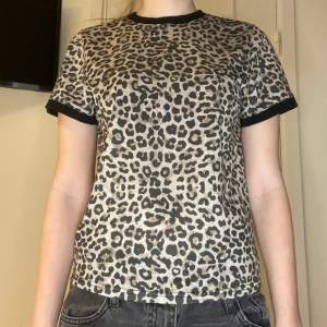 Cool t-shirt med leopard mönster som är väldigt trendigt just nu🐆 i ny skick🤗