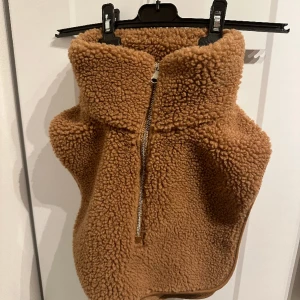 Polokrage i pilé fr ARKET  - Brun polokrage från Arket, i nyskick. Säljs för 200kr, hör av dig för frågor ❣️