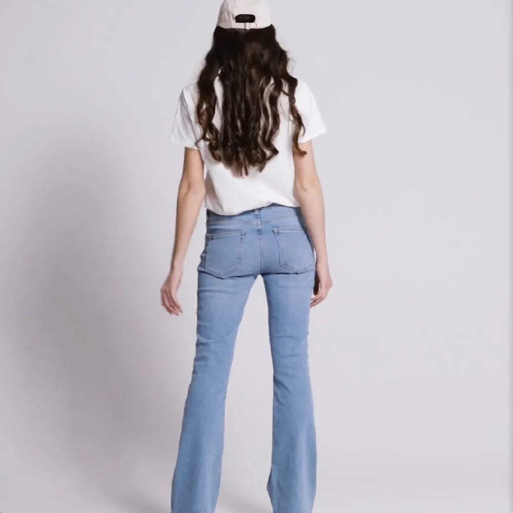Lågmidjade jeans som aldrig har kommit till användning för är lite stora för mig i från lager 157. Jeansen är full length och nytt pris är 400💗💗. Jeans & Byxor.