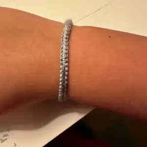 Ett grått handgjort armband