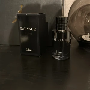 Dior sauvage - Köpt för ca 2v på Arlanda för 1100 60ml helt full säljer pågrund av måste ha pengar. Bytes eller sälja kan skicha!