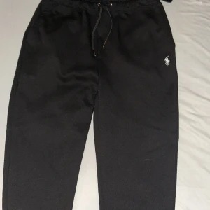 Ralph Lauren svart dress - Svart Ralph lauren dress Zip hoodie storlek S byxorna storlek M använd 2 gånger väldigt bra skick, pris kan diskuteras