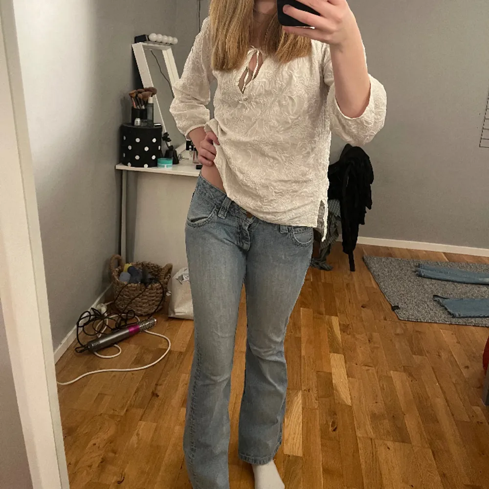 Heeej! Jag säljer mina low waist jeans från Lee eftersom att de är för korta för mig, de är i gott skick. Dem har storlek M men jag har sytt in dem. Säljer dem för 250 kr och köpare står för frakt. Skriv privat för fler bilder!❤️. Jeans & Byxor.