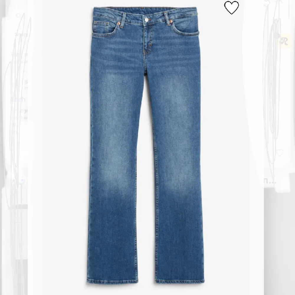 Säljer dessa jeans från Monki, köpta på Hm som var för stora för mig. Aldirg användt och lite av lappen sitter kvar. Nypris-499kr, säljer för 300.. Jeans & Byxor.