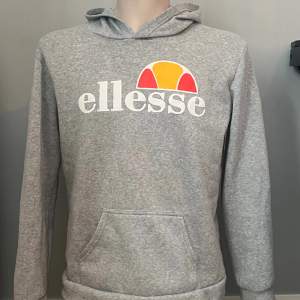 Hoodie med ellesse tryck i tunnt och skönt material!