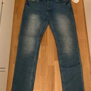 Säljer dessa hampton jeans oanvända inte ens testade. Skick: helt ny 10/10. Köpta för 600 säljer för 450. 
