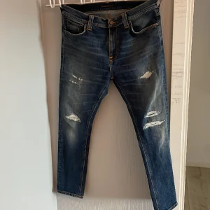 Nudie jeans - Säljer dessa nudie jenas eftersom de ej kommer till användning, skick 9/10 knappt använda över huvud taget. Slim passform och retail på 1500 kr. 