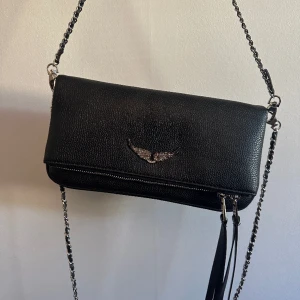 ZADIG&VOLTAIRE - Zadig väska som också är köpt på Plick vet inte om den e äkta men har ingraverat märke så tror det, men kan inte garantera något. Säljer då jag inte använder den och har reden många väskor. Skriv om ni vill ha fler bilder. Kan diskutera pris.