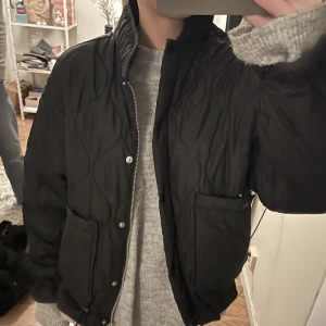 Quiltad jacka  - Quiltad jacka 💕strl 38 men sitter som en 34, säljer då jag har för många andra jackor 