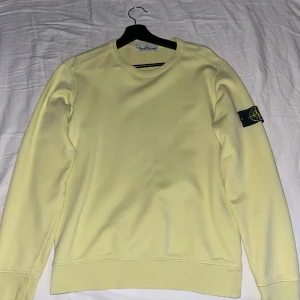 Stone island tröja - Limegrön Stone Island tröja i storlek S, nypris 3000kr