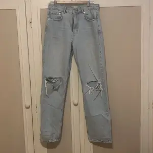 Säljer dessa snygga jeans då dom inte kommer till användning. Använda fåtal gånger så i nyskick! Nypris: ≈300