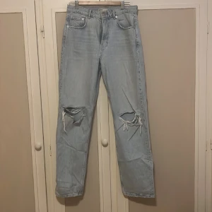 Ljusblåa Gina tricot jeans - Säljer dessa snygga jeans då dom inte kommer till användning. Använda fåtal gånger så i nyskick! Nypris: ≈300