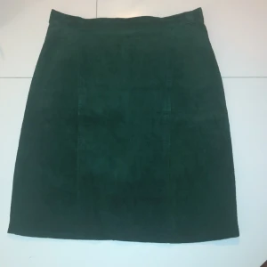 Retro kjol grön mocka  - Kjol i fint skick. Insydd underkjol.  Midja ca 74cm Längd ca 51cm