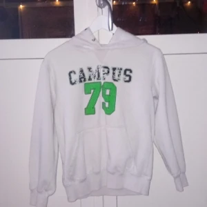 Vit tjocktröja - En vit tjocktröja storlek 146/152 Den är jätte skön