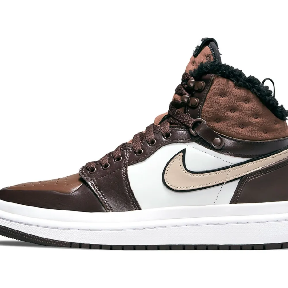 Säljer dessa limited edition air jordan 1 acclimate i färgen chocolate. Köptes för två år sen och har använts under en vinter. Lite creasing. Kan användas på vinter/höst/vår. Pris kan diskuteras!💕. Kengät.