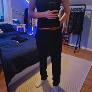 Kostymbyxor  - Enkla regular fit kostymbyxor i storlek 32 från H&M 