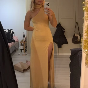 Balklänning guld  - Intressekoll på min superfina guldiga balklänning från NA-KD som är helt slutsåld. Oanvänd med lappen kvar! Skriv för fler bilder och för bud! 