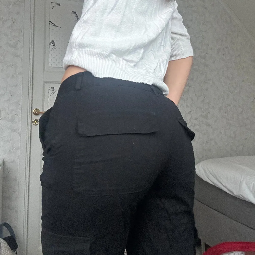 Jättecoola lågmidjade cargobyxor som passar bra för mig som är ca 180cm.😻🙌🏻 Aldrig använda från Madlady . Jeans & Byxor.