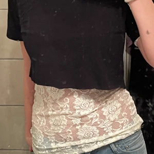 Spets topp - Fin spetstopp jag köpt på secondhand. Den är insydd på sidorna så den passar ca xs-s💕använd gärna köp nu. Köparen står för frakt 