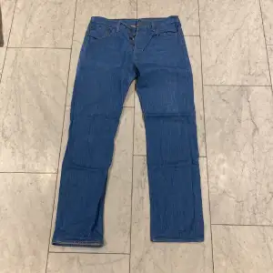 Säljer ett par levis 501 jeans i storlek w34 l34. Jeansen är knappt använda och är en skön färg inför sommaren/våren.